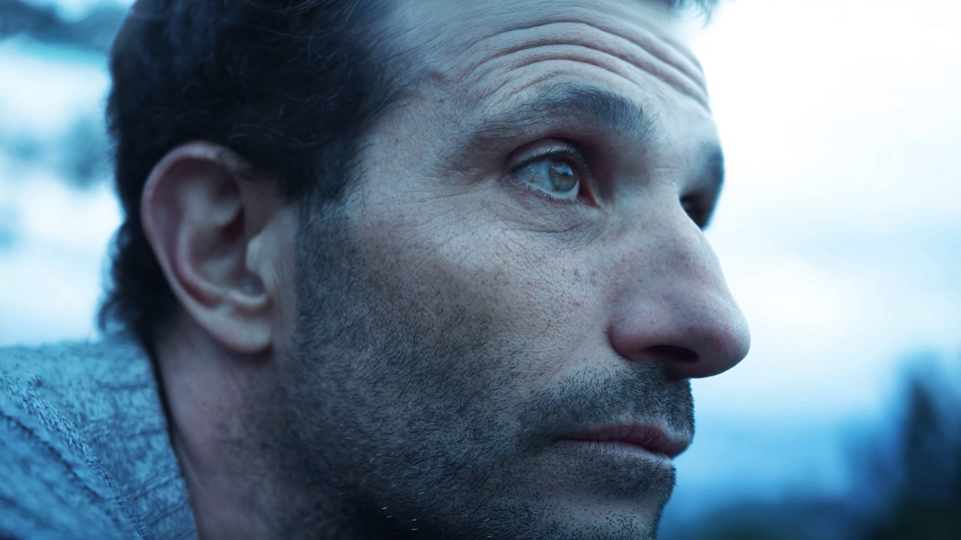 Portrait du paléontologue Luc Ebbo, découvreur et préparateur de fossiles — film Empreinte