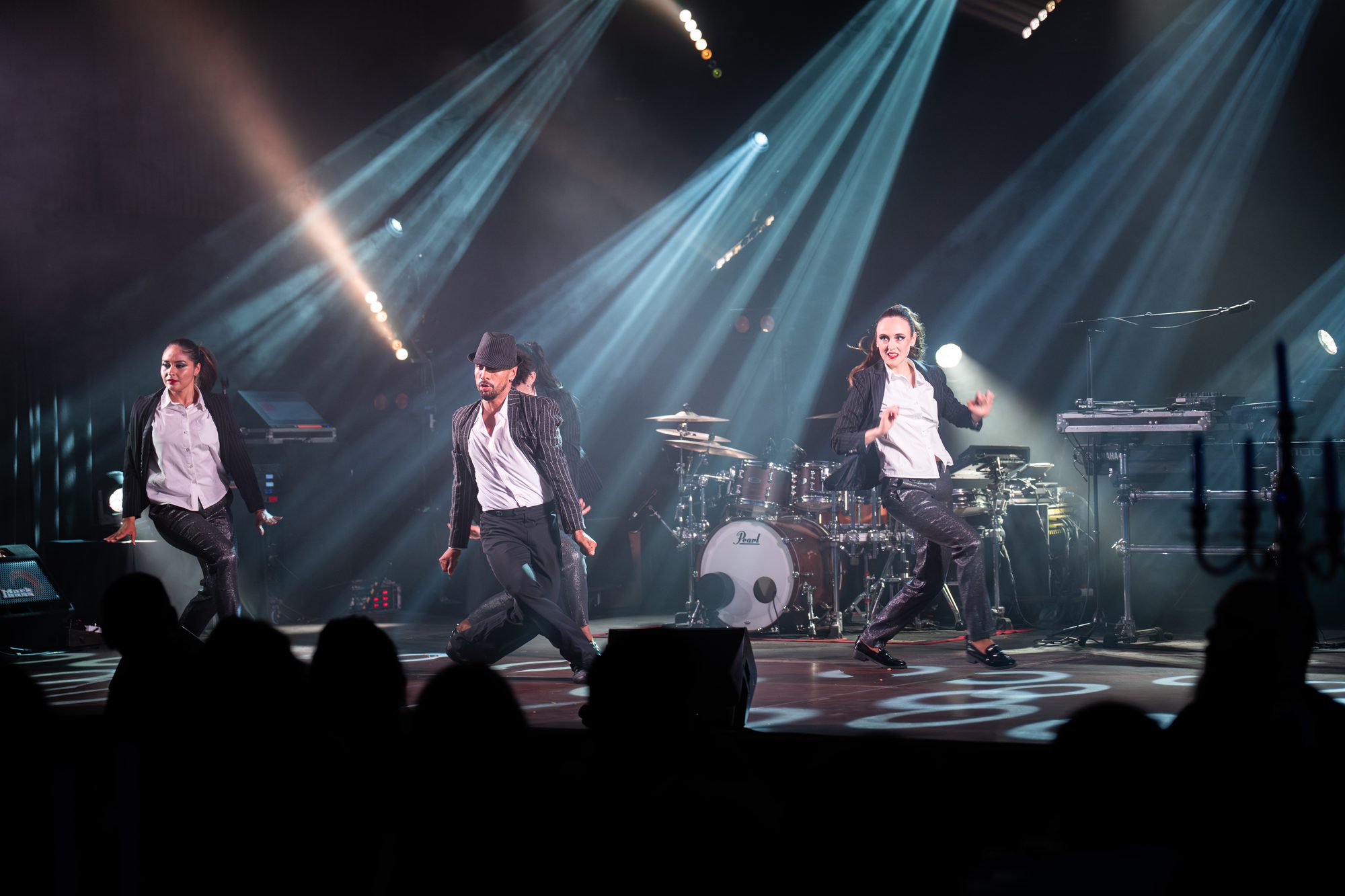 Chanteuse et musiciens en pleine performance — soirée cabaret Super U Pipriac, photo Benjamin VF Photographie