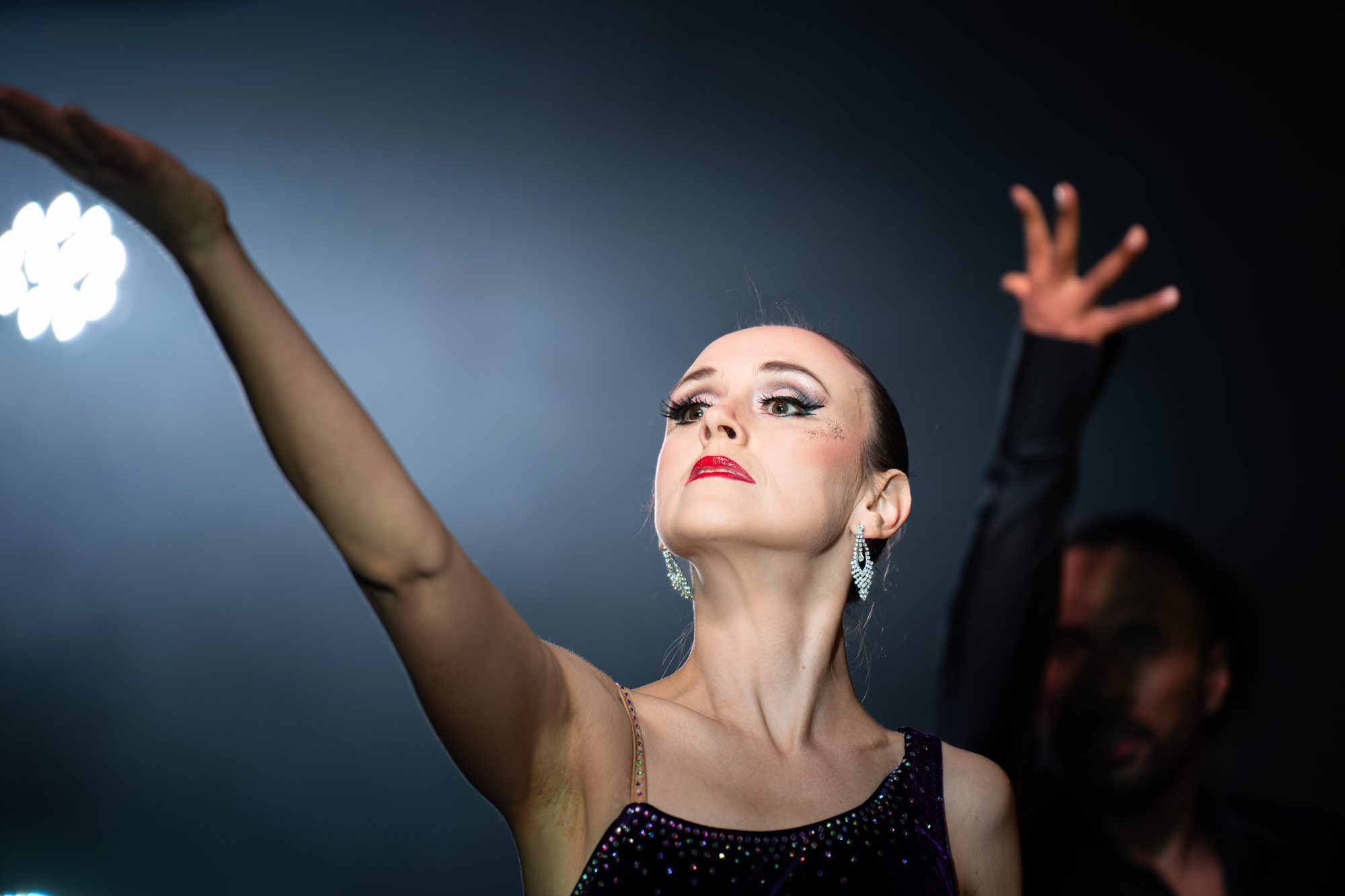 Chanteuse en représentation lors de la soirée cabaret du Super U de Pipriac — photo Benjamin VF Photographie